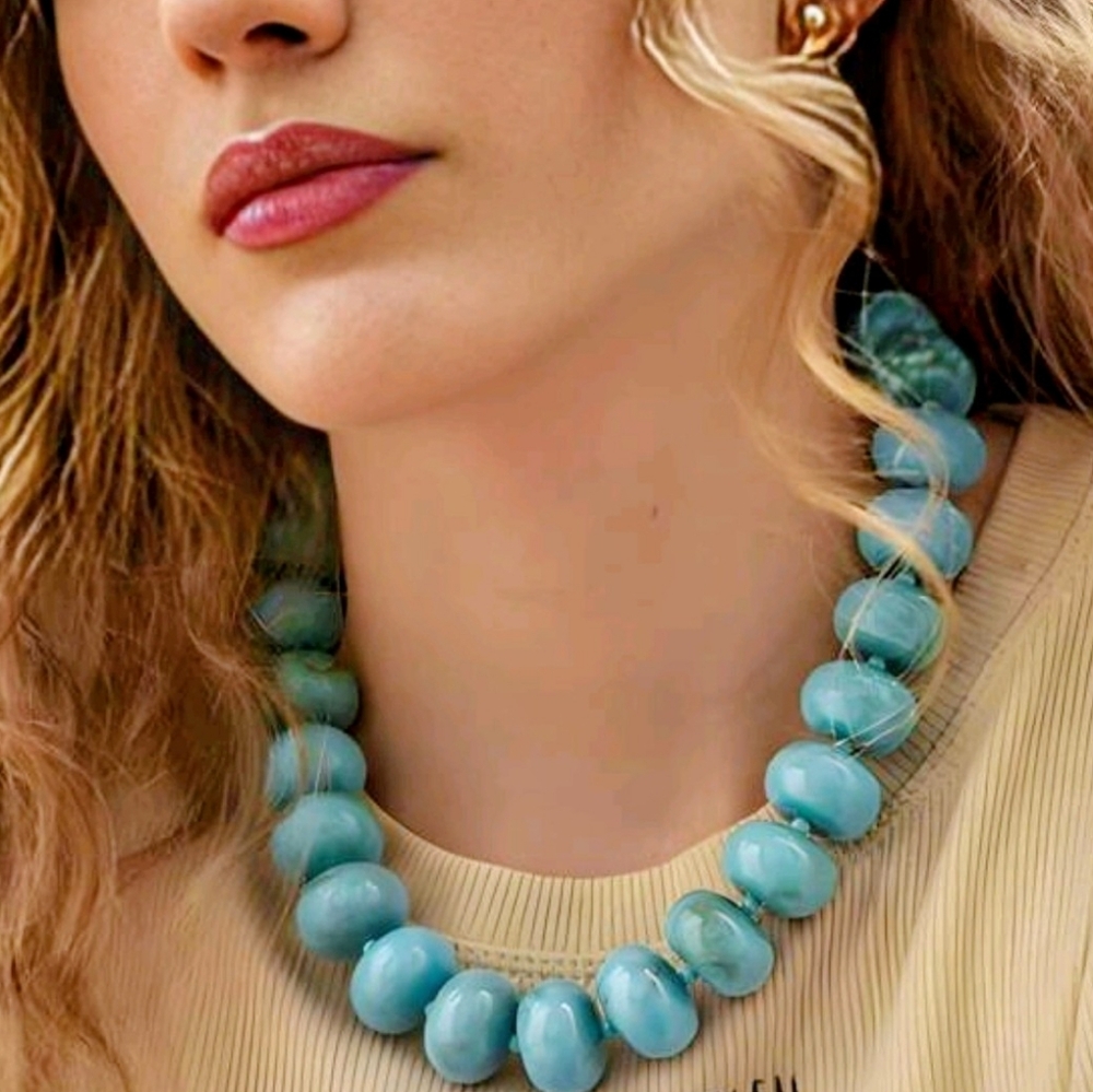 Chunky blue resin necklace; 15.75" w/a 3.54" extender; similar to Baublebar;nwot